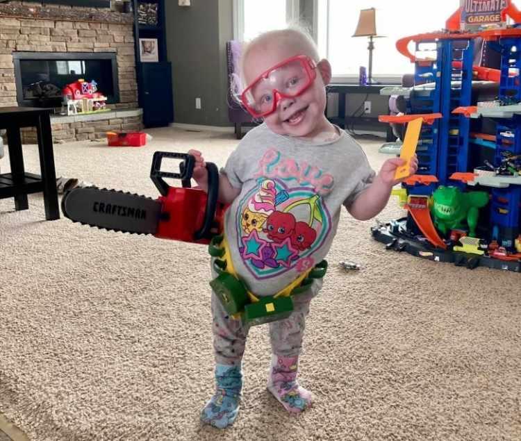 <p><span style="color:#800080"><strong>Bella t&uuml;m bu zorlukları yaşamasına rağmen okula devam ediyor. En sevdiği dersin matematik olduğunu s&ouml;yleyen k&uuml;&ccedil;&uuml;k kızın en sevdiği aktivitelerden biri ise k&uuml;&ccedil;&uuml;k kardeşiyle oynamak. B&uuml;y&uuml;d&uuml;ğ&uuml;nde moda tasarımcısı olmayı planlıyor. Boyunun kısa olmasının ise asla bunun &ouml;n&uuml;nde bir engel olmayacağını anlatıyor.</strong></span></p>

<p>&nbsp;</p>

<p><strong>Annesi Kyla, Bella'nın hayatının ilk iki yılının hastanede ge&ccedil;tiğini ve farklı başka hi&ccedil;bir şey g&ouml;rmediğini anlattı. 15 farklı yetişkinden oluşan grubun etrafında dikilip onu tartışmasına ve bu nedenle ilgi odağı olmaya alışmıştı.</strong></p>

<p>&nbsp;</p>

<p>&nbsp;</p>
