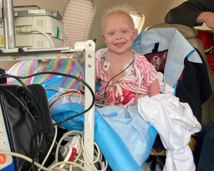 <p><span style="color:#B22222"><strong>"HALA HAYATTA OLMASI BİR MUCİZE"</strong></span></p>

<p><span style="color:#800080"><strong>Kyla Thompson, kızının bu denli b&uuml;y&uuml;yebilmesinin de "mucize" olduğunu, bir s&uuml;re i&ccedil;in yemek yemenin bile onun i&ccedil;in tehlikeli olması nedeniyle t&uuml;ple beslenmek zorunda kaldığını s&ouml;yl&uuml;yor. Bella bazen katı yiyecekler yiyebilse de diyeti hala olduk&ccedil;a sıkı. Ailesi, Bella'nın şu an listede bulunduğu bağırsak nakli işleminin ger&ccedil;ekleşmesi durumunda hayatın değişebileceğine inanıyor.</strong></span></p>
