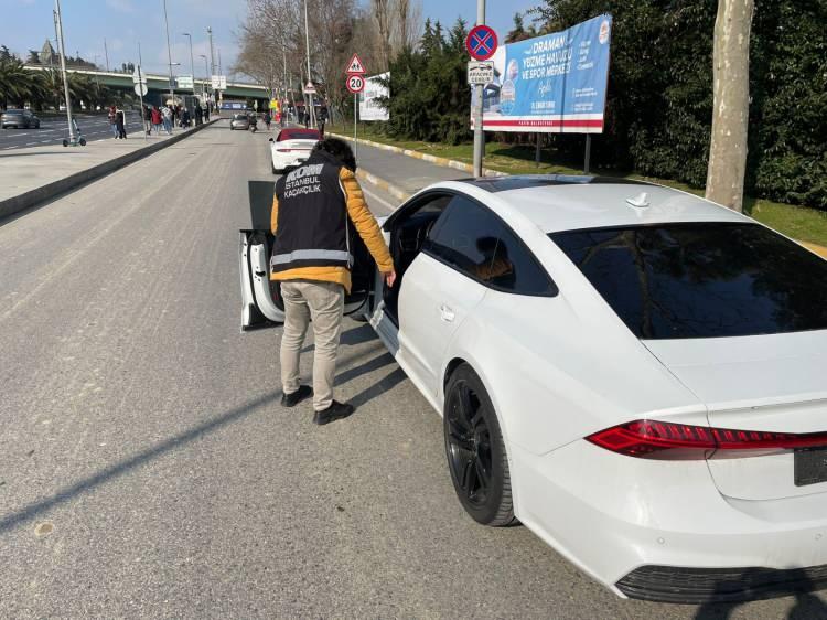 <p>Kaçakçılık Suçlarıyla Mücadele Şube Müdürlüğü ekipleri, İstanbul merkezli Amasya ve Antalya'da bir şebekenin yurtdışından turistik kolaylıklar sağlanarak lüks araçlar getirdiğini belirledi.<br />
<br />
 </p>
