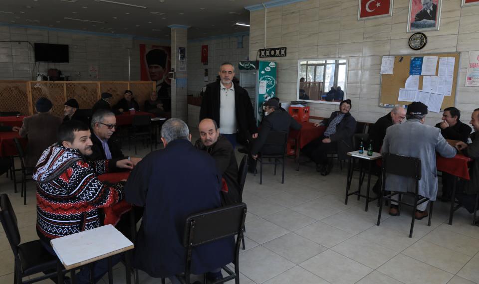 <p>Yolları kendi çabalarıyla açtıklarını da belirten Öztürk, "Elektrikler kesik, yollarımızı kendi çabamızla açtık. 5'inci günün sonunda ekipler geldi, elektrik kesintisine müdahale ediyorlar. </p>