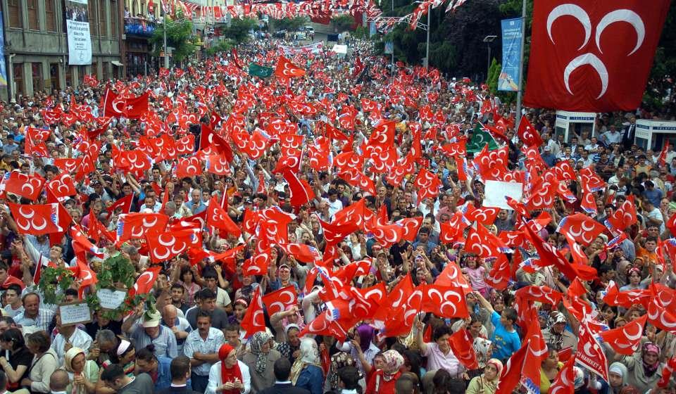 <p>Bu sürecin ardından Bahçeli'nin "3 Kasım'da seçim" çıkışı ile Türkiye 2002'de seçime gitti. Oy oranı yüzde 8,3'e düşen MHP, parlamentoya giremedi.<br />
<br />
FOTOĞRAF: 1 Temmuz 2007'de düzenlenen MHP Trabzon mitingine çok sayıda vatandaş katılmıştı. </p>

<p> </p>
