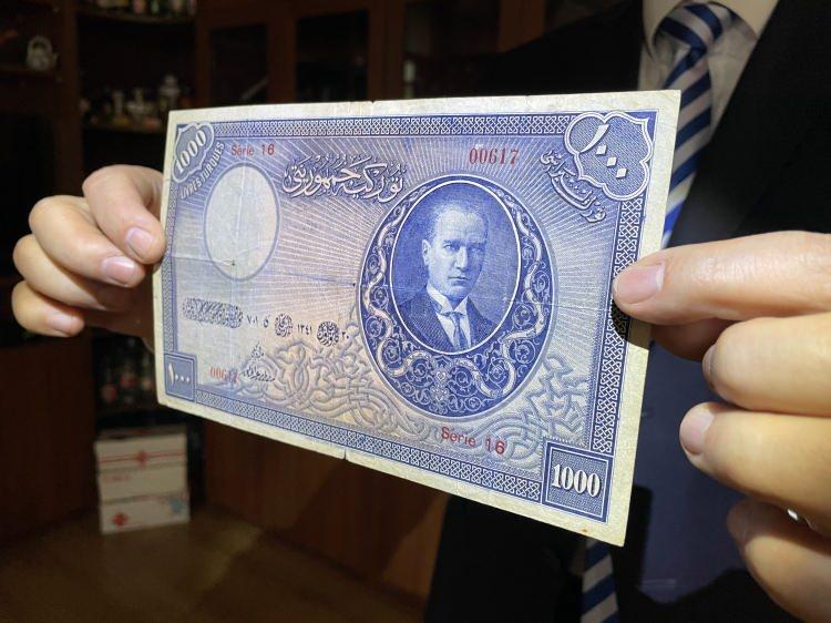 <p><strong>Banknotun karşılığı 1000 Cumhuriyet altınıydı</strong></p>
<p>Tarihi banknotun tedavüle çıktığı 1927 yılında 1000 Cumhuriyet altını karşılığının bulunduğuna dikkati çeken Doğan, "1. emisyon 1000 lira tedavülde kaldığı sürede büyük bir ekonomik değere sahipti. Bu yönüyle çoğunlukla bankaların ve büyük tüccarların elinde bulunuyordu. Hem tedavülde olduğu dönemki mali büyüklüğü hem de günümüze ulaşan az sayıdaki baskı adedi bu paraya Türkiye'nin en değerli banknotu niteliği kazandırıyor." dedi.</p>
