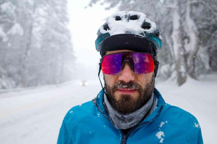 <p>Geçtiğimiz hafta yoğun kar yağışı ve soğuk altında yaklaşık 5 saat süren Mudanya’dan Uludağ tırmanışında 53 kilometre pedal çeviren iki bisikletçi macera dolu zorlu sürüşte tecrübelerini paylaştı. İlk defa yaşadığı bu soğukta bisiklet sürüşünün önemli bir tecrübe olduğunu belirten Güler, 1900 metreye çıkma mücadelesinin harika olduğunu belirtti.</p>
