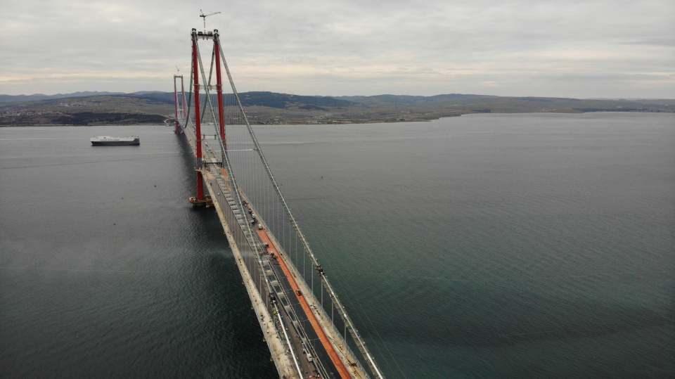 <p><strong>3.1 milyar Euro’ya mal oldu</strong><br />
<br />
3.1 milyar Euro’ya mal olan proje yap-işlet-devret modeliyle hayata geçirildi. 11 yıl sonra devlete iade edilecek köprünün yapımı boyunca pandemi koşullarında da en yüksek güvenlik önlemleriyle birlikte 12 bin kişi çalışıyor.</p>
