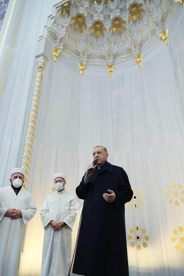 <p>Erdoğan bugün öğle saatlerinde Kısıklı'daki konutundan çıktı. Erdoğan cuma namazını kılmak için Çamlıca Camii'ne geçti.</p>

