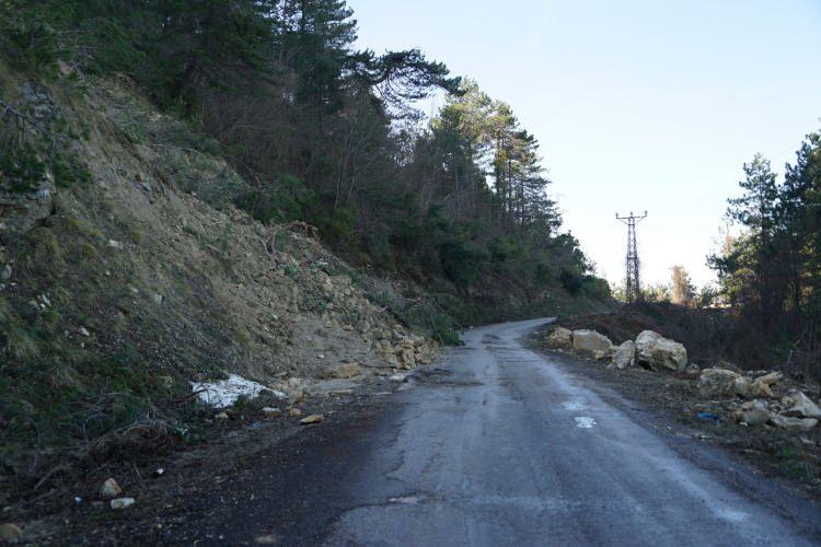 <p>Çelebiler Mahallesine gelirken de yolu su almış, araçlar geçemiyor. Durum Çatalzeytin için her gün kötüleşiyor. Her gün bir başka köyümüzden heyelan haberleri alıyoruz. Bu yüzden Çatalzeytin’e yetkililerin biran evvel devlet elinin uzanmasını istiyoruz. Çünkü biz, burada korku ve endişe içerisindeyiz” diye konuştu.</p>
