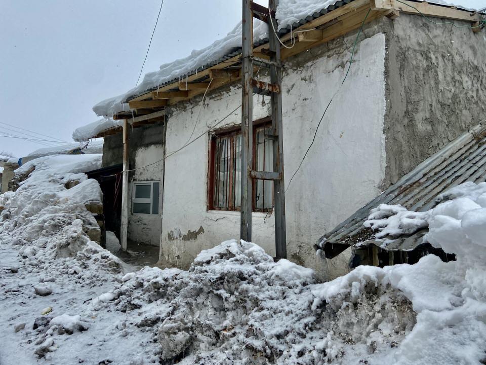 <p>Yüksek bölgelerde de etkili olan kar yağışı nedeniyle birçok köyde evler kar altında kaldı. </p>