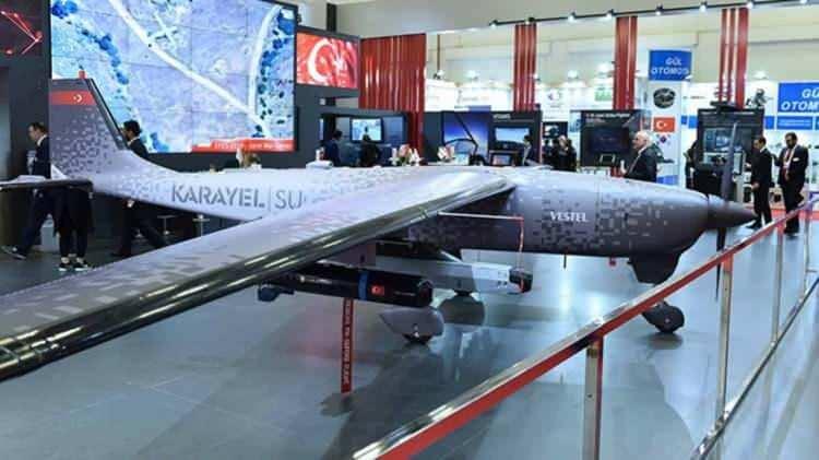 <p><strong>KARAYEL-SU</strong></p>
<p>Karayel-SU Vestel tarafından Karayel taktik İHA üzerinden keşif, gözetleme ve hedefi imha etme amacıyla üretilmiş taktik silahlı İHA sistemidir. Hava aracı kompozit yapısı üzerinde bulunan alüminyum ağ örgüsü sayesinde, yıldırım koruma özelliğine sahiptir. Buzlanma şartları ile karşı karşıya kalındığı durumlarda bunu otomatik olarak tespit edip faaliyete geçen ‘Buz Giderme Sistemi’ kullanılmaktadır. Bu özelliğiyle KARAYEL, her türlü hava koşullarına karşı dayanıklılık gösterip, çetin hava koşullarında üstün performans sergilemektedir. Havadan keşif ve gözetleme yapmak amacıyla taşıdığı kamera sistemi ile hedefi tespit ve teşhis edip üzerindeki işaretleyici sistemler ile lazer güdümlü mühimmatları yönlendirme kabiliyetine sahiptir.</p>