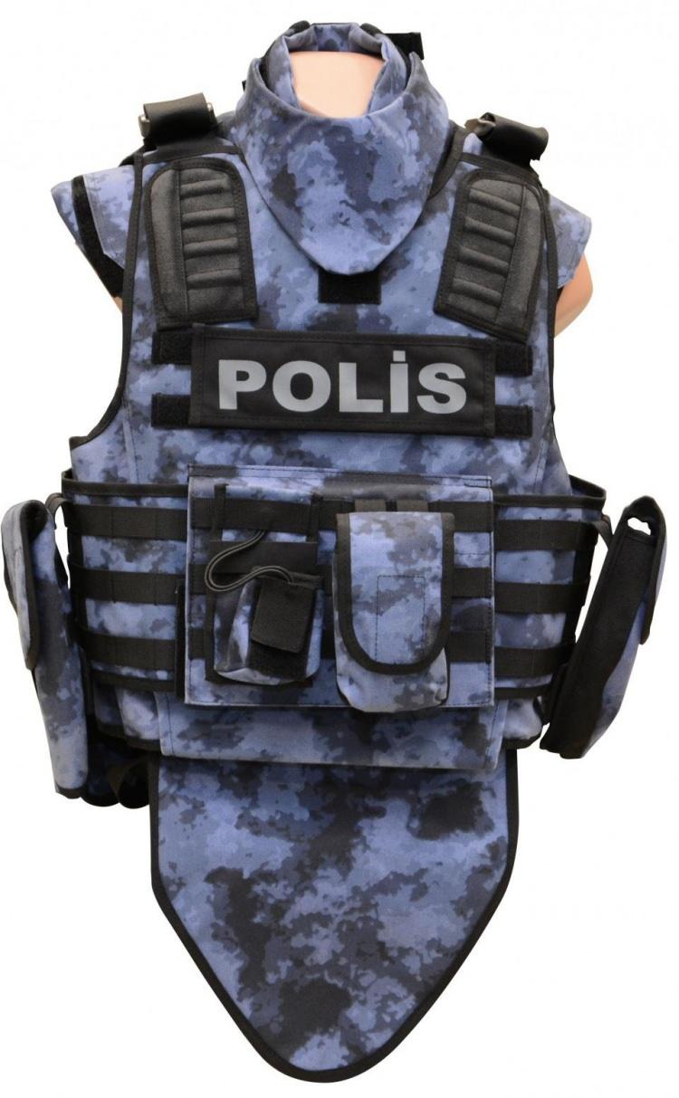 <p>Bor karbür, silisyum karbür ve alümina seramiklerin kullanıldığı ileri balistik zırhlı çözümleri dünyada üretebilen birkaç firma arasında yer alan Nurol Teknoloji, insan hayatını koruyan ve tek bir firenin dahi tolere edilemeyeceği bu ürünleri Türk Silahlı Kuvvetleri, emniyet güçleri ve diğer kolluk kuvvetlerine tedarik ediyor. Bu sayede en yüksek tehdide karşı korunma ve operasyon alanlarında rekabet avantajı sağlanıyor. Yerli ve milli balistik koruyucu çözümlerle bu alandaki dışa bağımlık büyük ölçüde azaltılırken ülke ekonomisine katkı sunuluyor. Şirket kendi reçeteleri ve sahip olduğu malzeme bilgisiyle dünyanın en hafif zırh çözümlerine imza atıyor. Yerli balistik zırh çözümleri Emniyet Genel Müdürlüğü (EGM), Jandarma Genel Komutanlığı, Kara Kuvvetleri Komutanlığı ve Milli İstihbarat Teşkilatı Başkanlığının ihtiyaçlarının karşılanmasında kullanılıyor.</p>