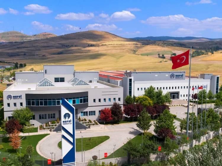 <p>Yerli balistik zırh çözümleriyle kara, hava ve deniz platformlarının korunması, milli İHA ve SİHA'ların zırhlı kumanda ve komuta birimlerinin ihtiyaçlarının karşılanması, acil harekat zırhlı koruma ünitelerinin temin edilmesi hedefleniyor.</p>