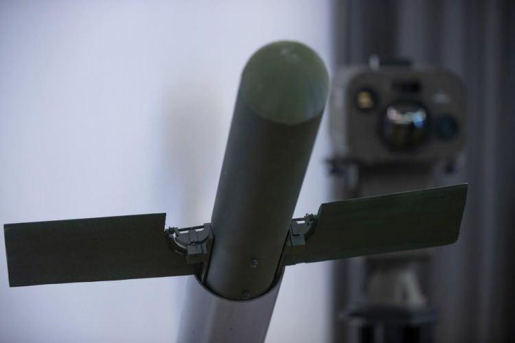 <p>Canlı, radar 10-12 kilometreden herhangi bir uçan yabancı cismi tespit ettiğinde elektro optik süitin gündüz, gece, sis fark etmeksizin oraya döndüğüne ve cismin analiz edilerek tahdit olup olmadığına karar verildiğine işaret ederek, gelen cismin koordinat, yön, hız bilgilerinin oto pilota yüklenmesi sonrasında Fedai'nin tüpten otomatik ayrılarak hedefe yöneldiğini aktardı.</p>