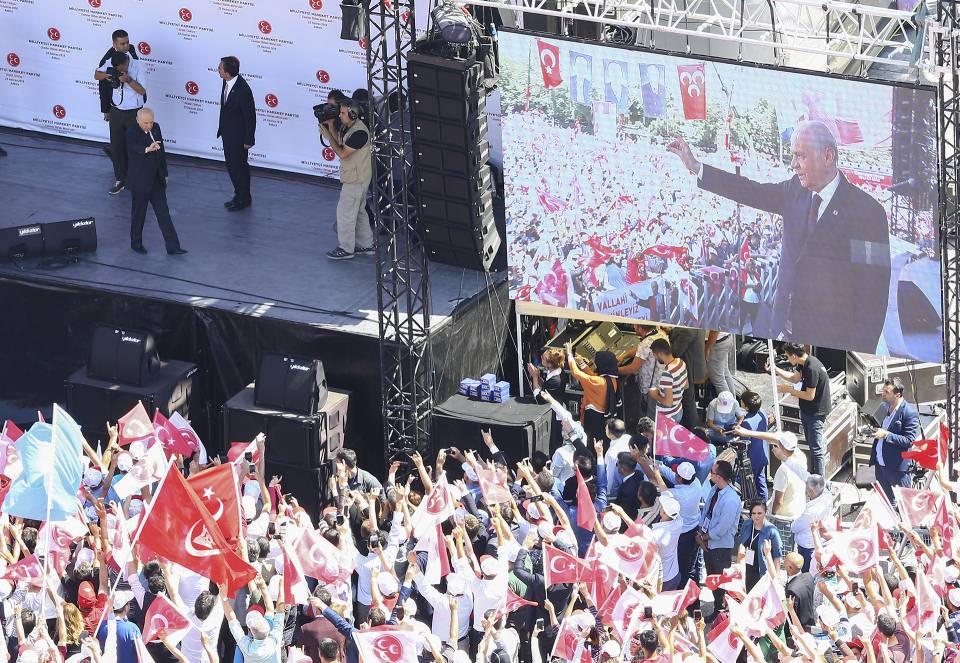 <p><strong>Cumhurbaşkanlığı Hükümet Sistemi</strong></p>

<p>MHP Genel Başkanı Devlet Bahçeli, 11 Ekim 2016'daki grup toplantısında yaptığı "Başkanlık sistemi" çıkışıyla Cumhurbaşkanlığı Hükümet Sistemi ve 16 Nisan 2017'deki anayasa değişikliğine giden yolu açan isimlerden oldu. Türkiye, bu referandumda Cumhurbaşkanlığı Hükümet Sistemi'ne geçti.<br />
<br />
FOTOĞRAF: 23 Haziran 2018'de MHP Genel Başkanı Devlet Bahçeli, Ankara Anadolu Meydanı’nda düzenlenen "Büyük Türkiye" mitinginde vatandaşları selamlamıştı. </p>
