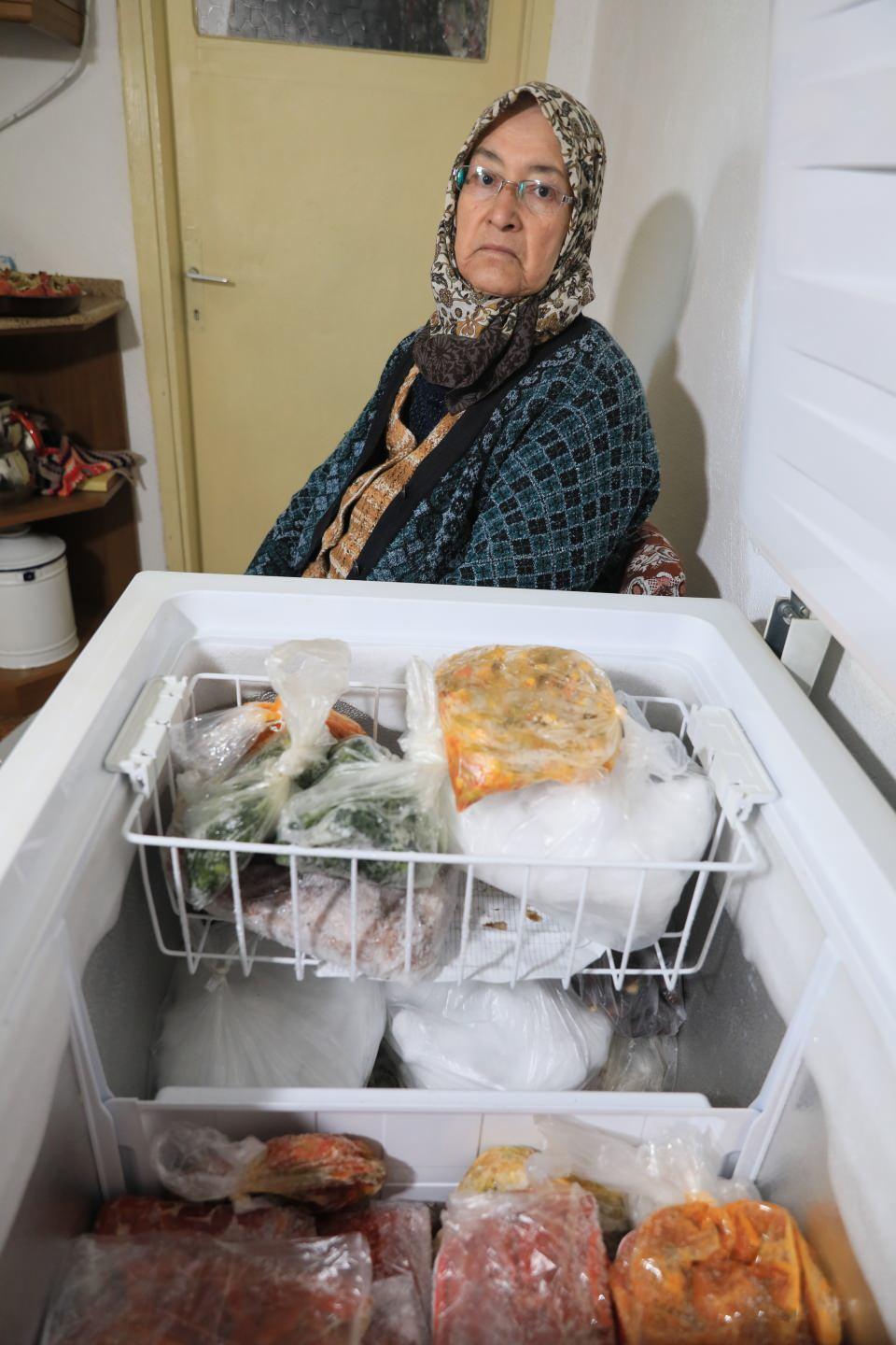 <p>Geceleri mum ve el feneri ile aydınlandıklarını anlatan Kazım Akın da "Buzdolabında sebzeler, etler bozuldu. Jeneratör alamadık, imkanımız yoktu" dedi. </p>
<p> </p>