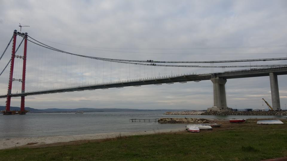 <p><strong>Asya ve Avrupa altıncı kez birleştirilmiş olacak</strong><br />
<br />
1915 Çanakkale Köprüsü ile Asya ve Avrupa denizin üstünden dördüncü kez, toplamda ise altıncı kez birleştirilmiş olacak. Tamamlandığında 2023 metre orta açıklığı ile dünyanın en uzun orta açıklıklı asma köprüsü olacak olan 1915 Çanakkale Köprüsü, 334 metrelik tepe noktası yüksekliği ile de dünyanın en yüksek kuleli asma köprüsü unvanına sahip olacak.</p>

<p> </p>

