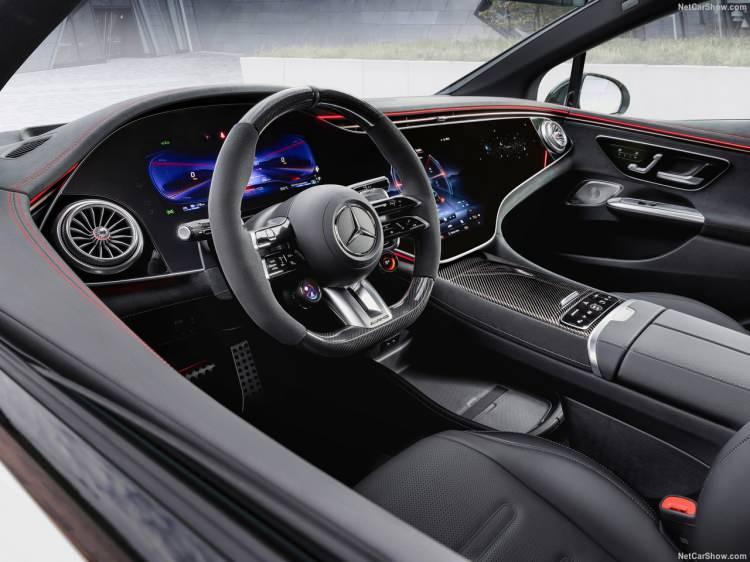 <p>Alman otomotiv devi Mercedes, tamamen elektrikli sedan modeli EQE'nin performans araçları AMG versiyonlarını görücüye çıkarttı.</p>
