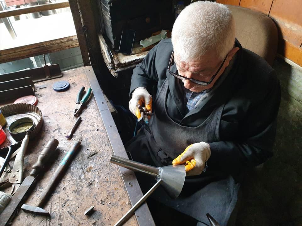 <p>Allah'a şükür baba mesleği ile 2 çocuğumu okuttum, kendilerini kurtardılar. Ama herkesin çocuğu kurtulsun. Boş gezmesinler." diye konuştu.</p>
