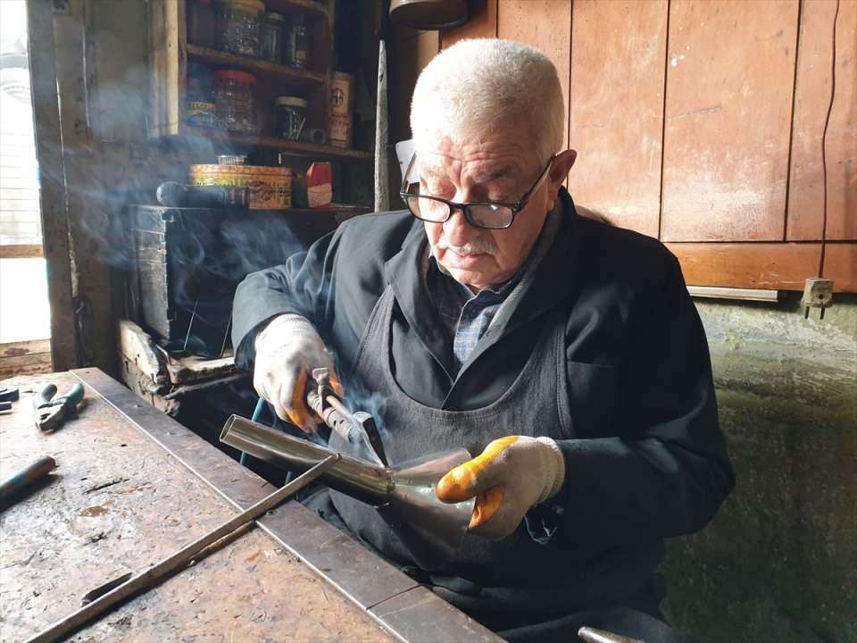 <p> Kuaförlük, berberlik, kaportacılık veya tornacılık mesleği gibi. Neyi seviyorsa onu yapsınlar. </p>
