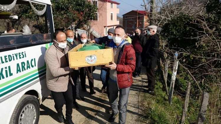 <p>Giresun'da boğazından bıçaklanarak öldürülen 16 yaşındaki Sıla Şentürk için cenaze töreni düzenlendi.</p>
