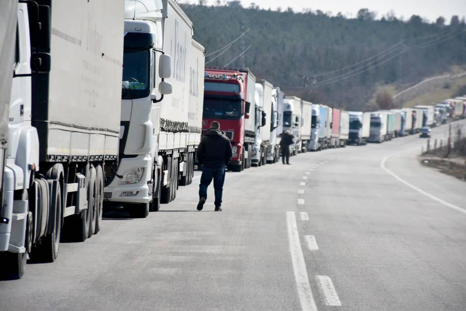 <p>Türkiye'den aldıkları ihraç ürünlerini Avrupa'ya götürmek için Bulgaristan'a açılan Hamzabeyli Sınır Kapısı'na gelen TIR sürücüleri, 10 kilometre kuyruk oluşturdu. </p>