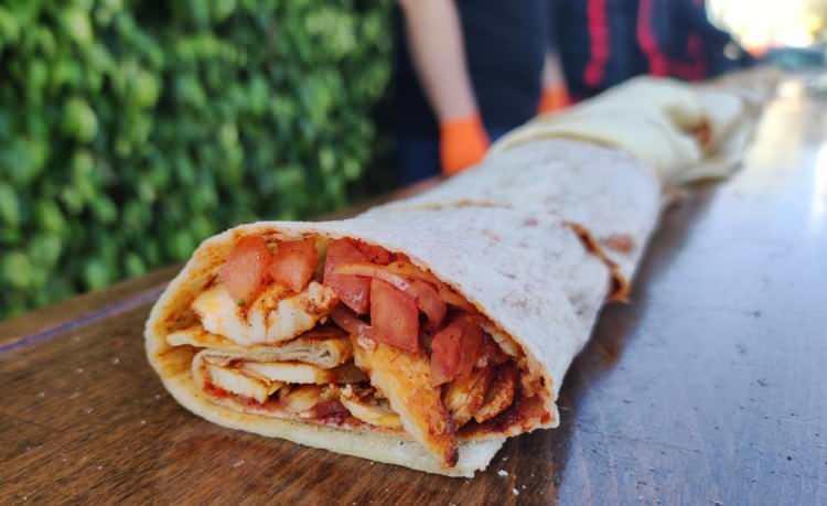 <p>Sosyal medyadan “piton döner” görüntüsü paylaşan Taş'ın bu videosu milyonlarca defa izlendi. Döneri kıvrımlı ve uzun olarak servis etmeleri sebebiyle ismini 'piton' koyan Taş, 'piton döner' adının da marka tescilini aldı. </p>