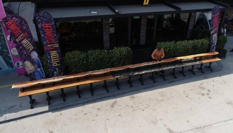 <p>Siparişlere yetişemeyen Taş, Guinness Rekorlar Kitabı'na girmek için çeşitli rekorlar denemeye başladı. İlk etapta 2 buçuk ve 5 metrelik döner yapan Taş, bu sefer dükkanının önünde 20 metrelik ‘piton döner’ yaptı.</p>