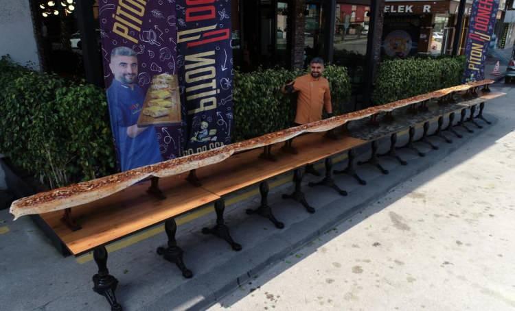 <p>Mehmet İkram Taş, "İnşallah önümüzdeki günlerde daha büyük bir rekor kıracağız. Türkiye'nin rekoru bu. Umarım bir sonrakinde çok daha uzun bir döner yaparak Guinness Rekorlar Kitabı'na gireceğiz. Bu yaptığımız döneri de yoldan geçen vatandaşlarımıza ikram edeceğiz" diye konuştu.</p>