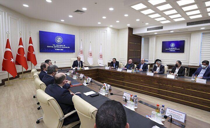 <p>Yasa bu yıl içinde Meclis’te kabul edilse bile seçim tarihinin öne alınması gibi sürpriz bir gelişme yaşanmadığı takdirde, 3600 ek göstergenin 2023 yılında yürürlüğe girmesi bekleniyor.</p>