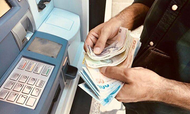<p>Kamu görevlilerinin ek gösterge rakamlarının unvan, hizmet sınıfı ve derecelere göre farklılık gösterdiğine dikkati çeken Ergün, şunları kaydetti:<br />
<br />
"3600 ek gösterge düzenlemesinde temel amaç, kamu görevlilerinin ekonomisine katkı sağlamak, sosyal refahını artırmak ve mesleki motivasyonunu yükseltmektir. Bu konudaki vaatlerin eyleme dönüşmesi memnuniyet verici. Fakat, 3600 ek gösterge düzenlemesinin öğretmen, polis, hemşire ve din görevlileriyle sınırlı kalması eksiklik olur. Tüm kamu çalışanları ve emeklileri de kapsama dahil edilmelidir."</p>
