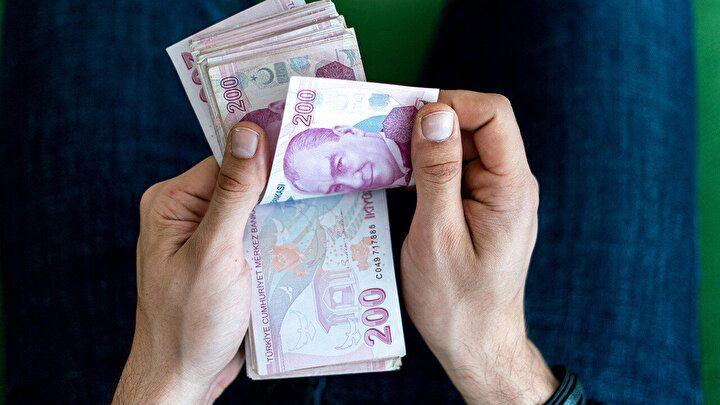 <p>Bu durumunun yıllar içerisinde büyük bir toplumsal beklentiye dönüştüğünü belirten Ergün, şöyle konuştu:<br />
<br />
"2000 yılı sonrası emeklilerin düşük aylıklarla geçim zorluğu yaşamasına çözüm bulunması, en az 3600 gösterge düzenlemesi kadar önemlidir. Bunun için 2000 yılı öncesi ve sonrası emeklileri arasındaki aylık hesaplama farklılıklarına son verilmeli. 2000 yılı sonrası emeklilerinin daha düşük aylık alması eşitsizliğe yol açıyor. İntibak sayesinde, 2000 sonrasında emeklilerin, prim kazançları ve prim ödeme gün sayılarındaki değişimle emekli aylıkları önemli ölçüde artacaktır. Bu da emeklilerimize adeta can suyu olacaktır. Kanunlar önünde her bir emeklimizin eşit haklara sahip olması için 3600 gösterge ile işçi ve Bağ-Kur emeklilerinin de intibakları yapılmalıdır."</p>