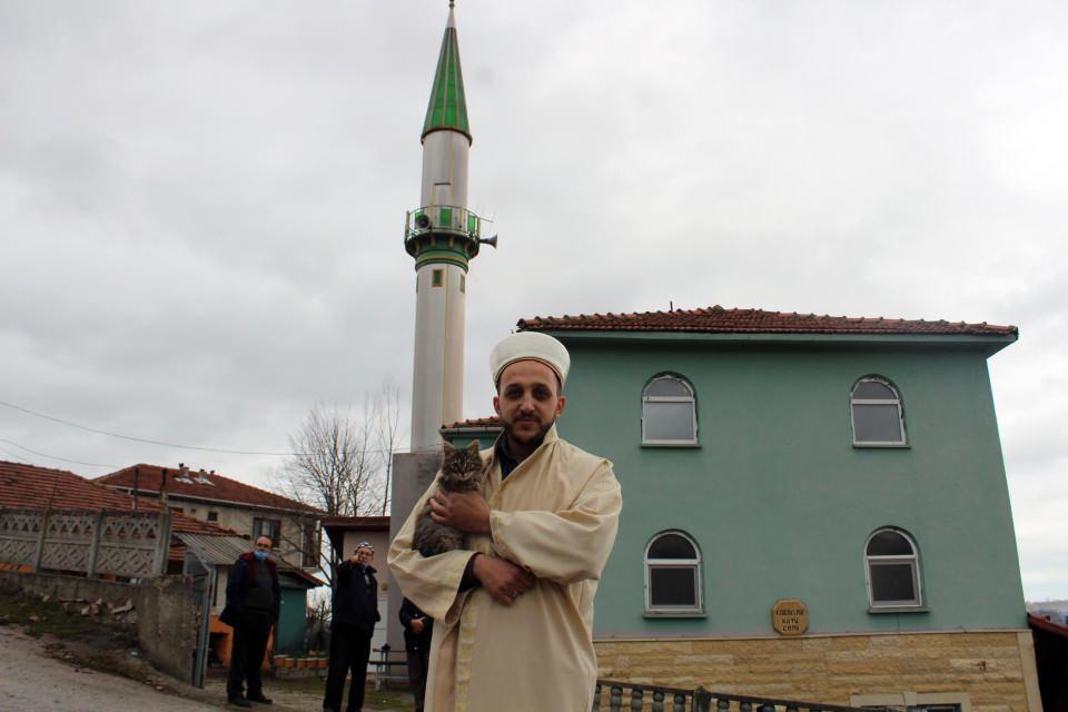 <p>Kocaeli'nin Kandıra ilçesinde doğaya ve hayvanlara sevgisiyle dikkat çeken Kabaklar Camisi imamı Fatih Yılmaz (29), kuşları fotoğraf karelerine taşıyor. Yılana benzetilen oluklu kertenkelelerin öldürülmemesi için cemaati bilgilendiren ve köy yaşamından kesitleri eşiyle birlikte sosyal medya hesabından paylaşan Yılmaz, çektiği kuş fotoğraflarıyla da ödül aldı. </p>
