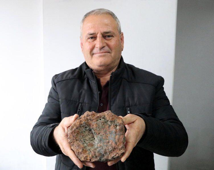 <p>Merkezde Prof. Dr. Yusuf Kaan Kadıoğlu ve ekibi tarafından taş örneklerinin yapılan incelemesinde 49 ayrı element taşıdığı ve meteorit olabileceği tespit edildi.</p>

<p> </p>

<p> </p>
