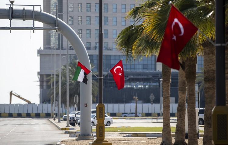 <p>Cumhurbaşkanı Erdoğan'ın Abu Dabi'ye gerçekleştirdiği ziyaret dolayısıyla Kasr El Vatan Sarayı güzergahı ve bazı caddelere Türk ve Birleşik Arap Emirlikleri bayrakları asıldı.</p>
