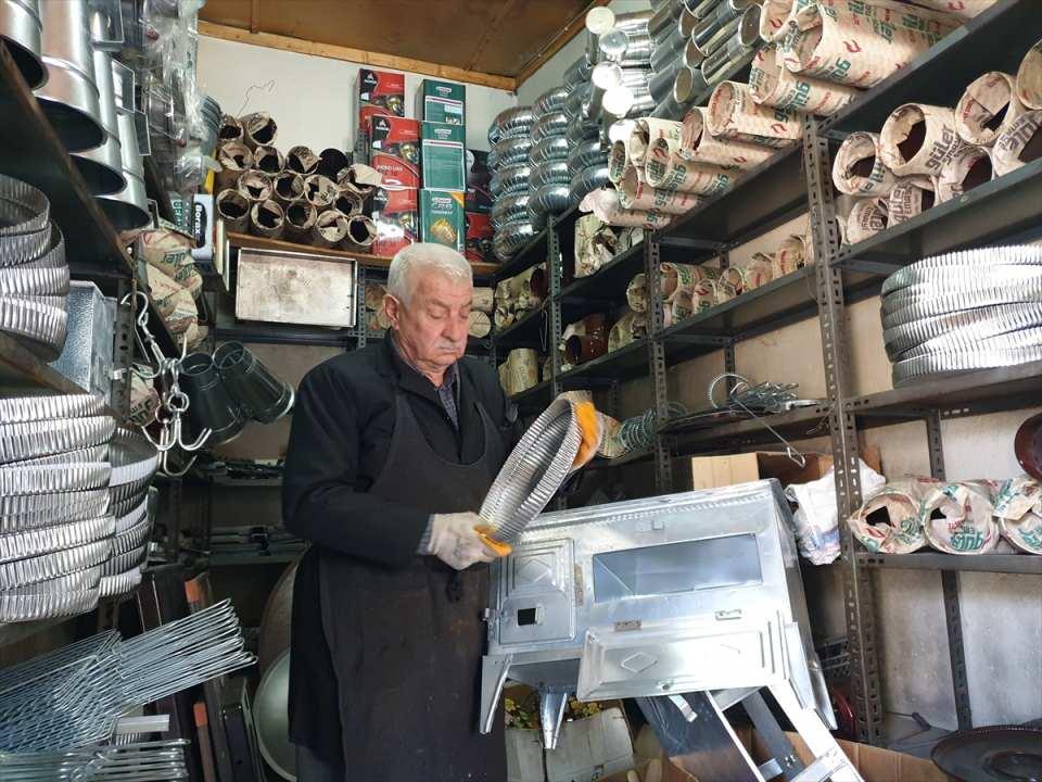 <p>Tenekecilik mesleğinin giderek yok olduğunu ve kendisi gibi birkaç kişinin hayatta tutmaya çalıştığını ifade eden Tüfekçi, "Eskiden işçi çoktu. Şimdi ise iş var, işçi yok. </p>
