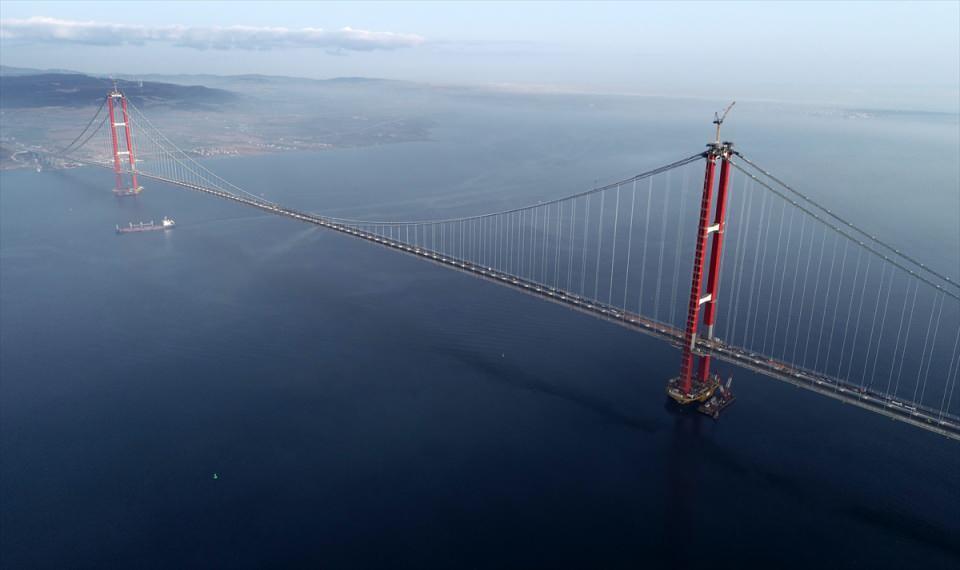 <p>1915 Çanakkale Köprüsü'nün de bulunduğu otoyol hizmete alındığında İstanbul'u Çanakkale'ye, sonrasında da Kuzey Ege'ye bağlayacak Türkiye'nin en prestijli projelerinden biri hayata geçirilmiş olacak.</p>

<p> </p>
