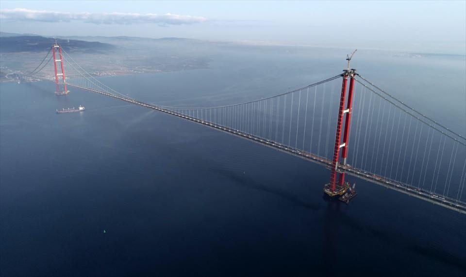 <p>1915 Çanakkale Köprüsü'nün de bulunduğu otoyol hizmete alındığında İstanbul'u Çanakkale'ye, sonrasında da Kuzey Ege'ye bağlayacak Türkiye'nin en prestijli projelerinden biri hayata geçirilmiş olacak.</p>
<p> </p>