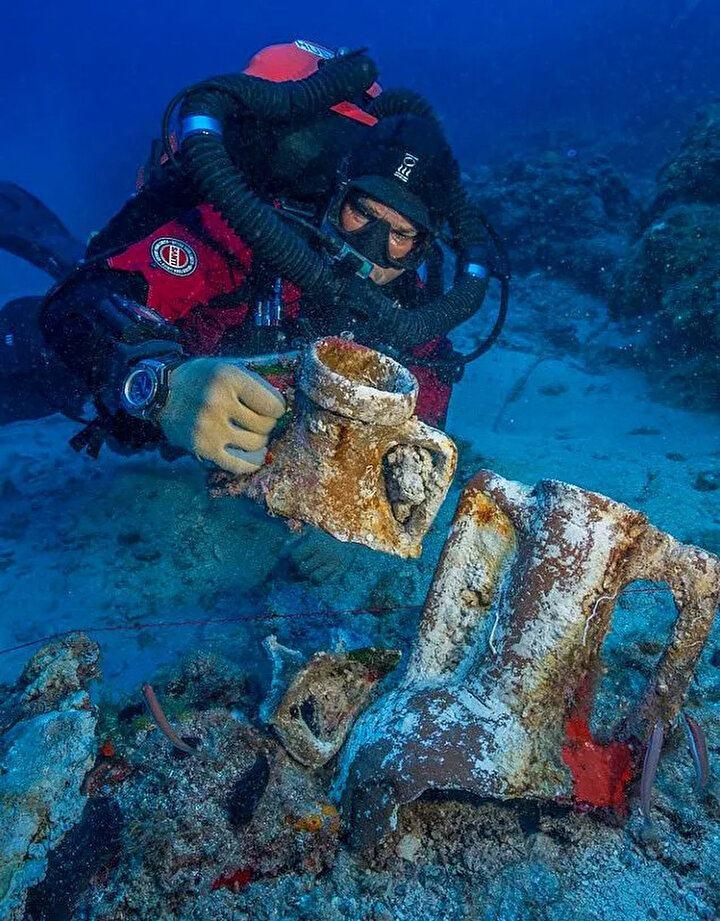<p>Tarihler 1901 yılını gösterdiğinde Arkeologlar Yunan adası Antikythera kıyılarında gizemli bir batık keşfettiler. Bir grup Yunan dalgıç o gün bulacakları şeyin ne denli önemli olacağından muhtemelen habersizdi.</p>

<p> </p>
