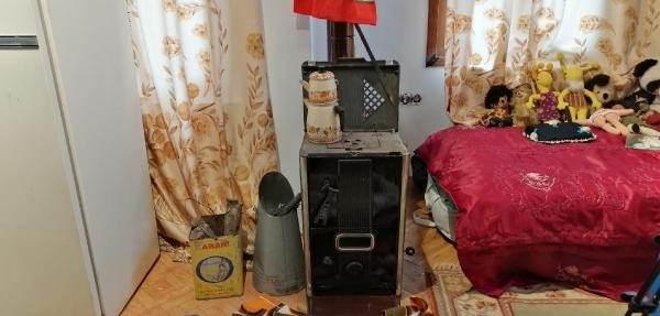 <p>Kafe alanımızda yine eski devlet kurumlarımıza ait tabelaların olduğu, 1970'lerden bu yana olan birçok tabelanın olduğu bir bölüm var. Müzemizde yaklaşık olarak 10 bine yakın parça var.</p>