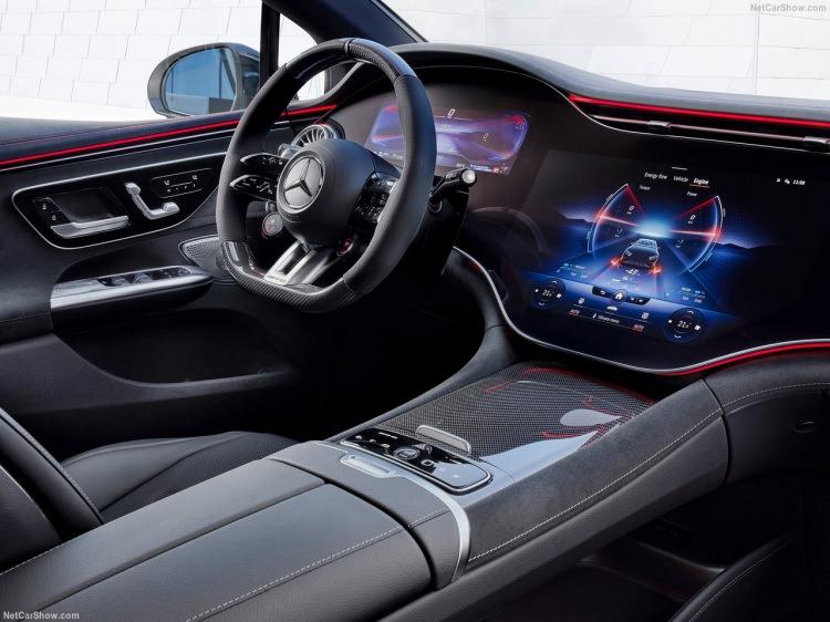 <p>Mercedes, elektrikli araç ailesini genişletmeye devam ediyor.<br />
<br />
Yeni model, EQE 43 4MATIC ve EQE 53 4MATIC+ versiyonlarıyla satılacak.</p>

