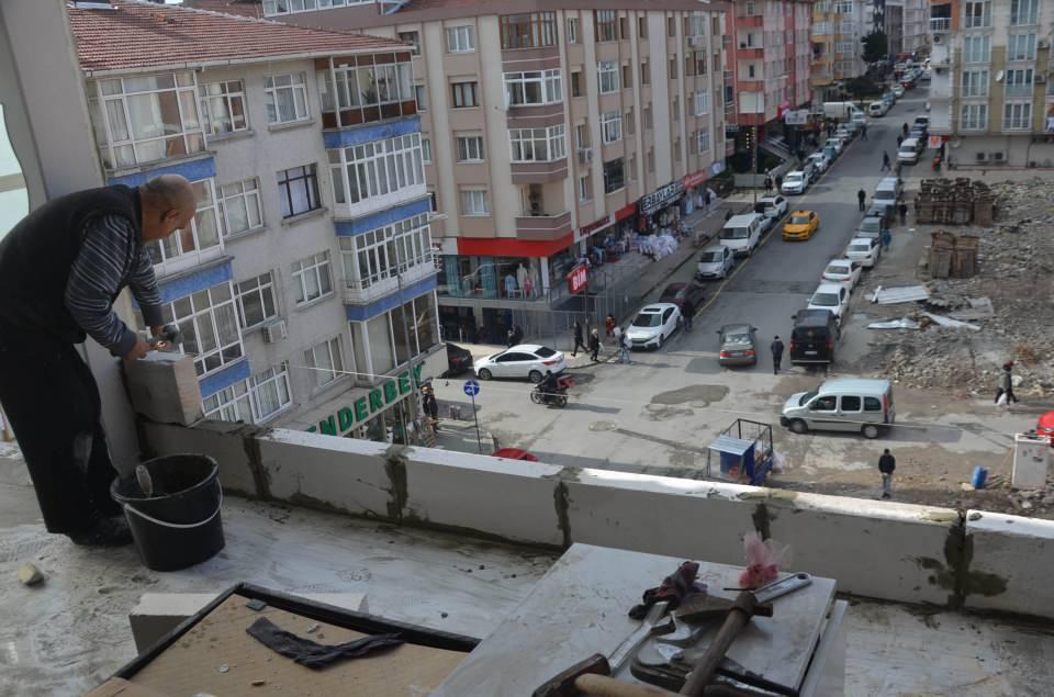 <div>İş yerinin duvarı yıkılan Aydın Ezer, zararlarının karşılanması için hukuki girişimlerde bulunmak üzere bilirkişiye tespit yaptırdıktan sonra duvarları ördürdü. </div>
