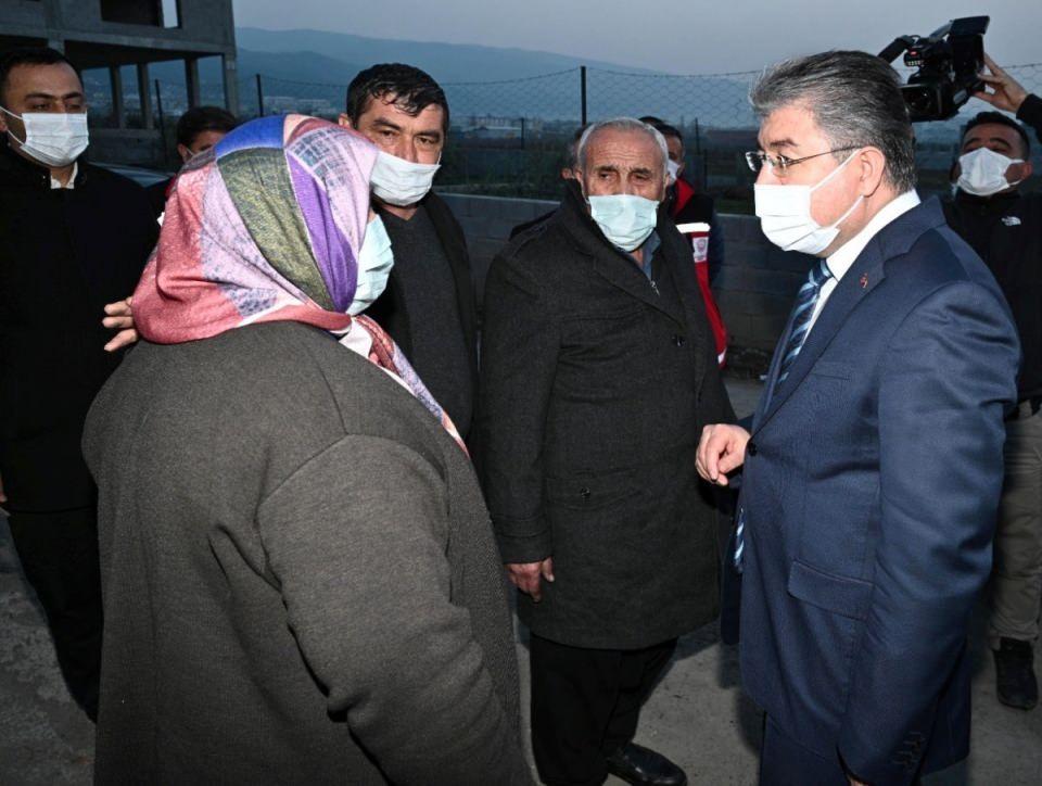 <p>İncelemelerinin ardından şehidin annesi Fatma Köse’ye “Ne gerekiyorsa hepsini yaparız, yeter ki canınıza zarar gelmesin” diyerek tesellide bulunan Vali Yılmaz, en kısa zamanda evin yapılması talimatlarını verdi.</p>