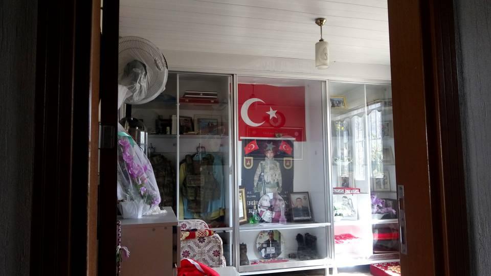 <p>Çocuklarım diğer odadaydı. Küçük çocuklarım, gelinim. Yangın birden çıkınca müdahale edememişler. Geldim evimiz yanmış. Eşimin de kulağı tam duymayınca dumanlar kendisini iyice bunalttıktan sonra haberi olmuş.</p>