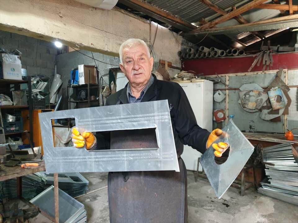 <p>Kadirli şehir merkezinde 80 metrekarelik dükkanında tenekeciliği sürdüren Tüfekçi, el emeğiyle sac işleyerek yaptığı semaver, mangal, soba, soba borusu ve fıçıları satarak geçimini sağlıyor.<br />
</p>