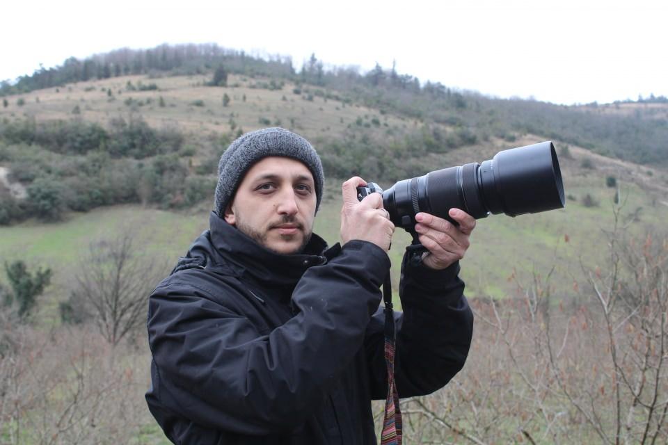 <p> Artık onlar da bu yaptığım işi beğenmeye, sevmeye başladılar. Kukumav kuşunu gördükleri zaman 'Hocam senin kuşun geldi', 'Hocam şurada sarı mavi bir kuş gördüm, adı ne?' gibi sorular soruyor elbette. Ben de onlara kuşların adını söylüyorum, özelliklerini anlatıyorum. Çok beğeniyorlar, bu durum benim de çok hoşuma gidiyor."</p>