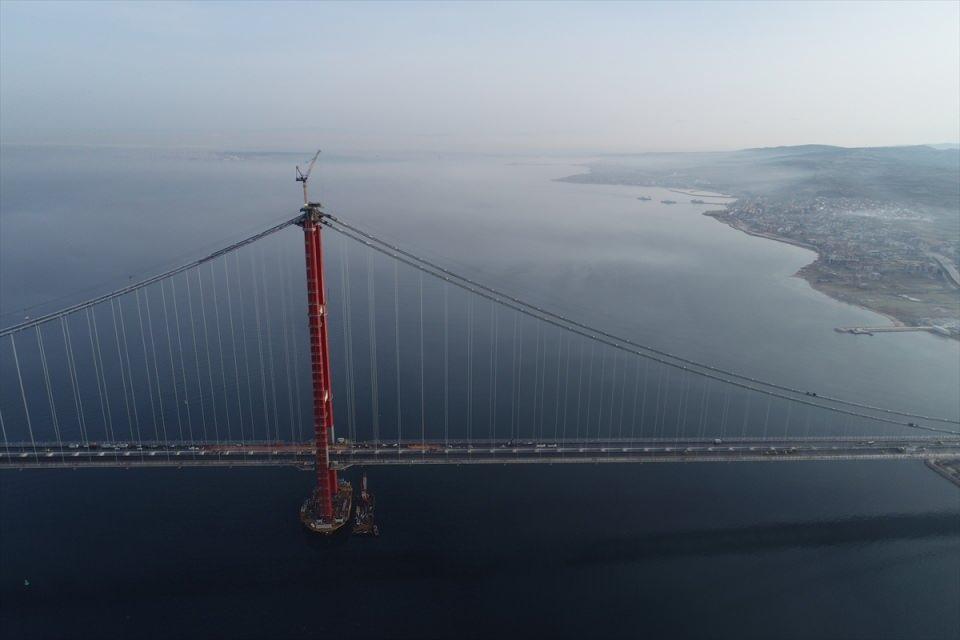 <p>Köprünün kule bağlantıları ve unsurları, Türk bayrağına atfen kırmızı ve beyaz yapıldı. Her iki yakada kulelerin üst kısmı, Seyit Onbaşı'nın Çanakkale Savaşı'nda namluya sürdüğü top mermisini temsil edecek şekilde inşa edildi.</p>

<p>İki ayak aralığına ilaveten 770'er metre yan açıklıklar, 365 ve 680 metrelik yaklaşım viyadükleriyle Çanakkale Boğazı'nın ilk asma köprüsünün uzunluğu 4 bin 608 metreyi buluyor.</p>

<p>"2x3" şeritle hizmet verecek köprünün tabliyesi 3,5 metre yüksekliğe ulaşıyor. Tabliyenin her iki tarafında inşa edilen yürüme yolları, bakım ve onarım amacıyla kullanılacak.</p>

<p> </p>
