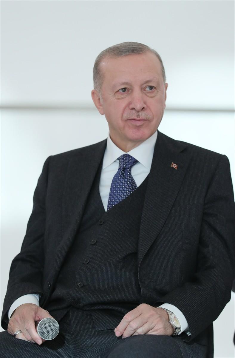 <p>Dubai Expo'sunun "Zihinleri birleştirmek, geleceği oluşturmak" temasının, bu ahengin tam manasıyla yakalanmasının gerekliliğine işaret ettiğini vurgulayan Erdoğan, sözlerini şöyle sürdürdü:</p>
<p> </p>