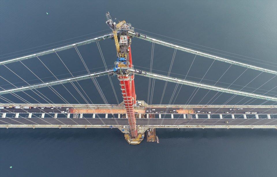 <p>318 metrelik çelik kulelerin üzerine yerleştirilecek 16 metre uzunluğundaki, Seyit Onbaşı'nın Çanakkale Savaşı'nda namluya sürdüğü top mermisini temsil eden mermi figürü Çimtaş firması tarafından Gemlik fabrikalarında hazırlanıyor.</p>
<p> </p>