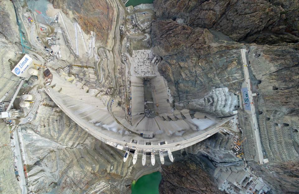 <p>Baraj gövdesinde kullanılan 4 milyon metreküp beton, Artvin'den Edirne'ye 13 metre platform genişliğinde beton yol yapılmasını sağlayacak kapasiteye sahip bulunuyor.</p>
