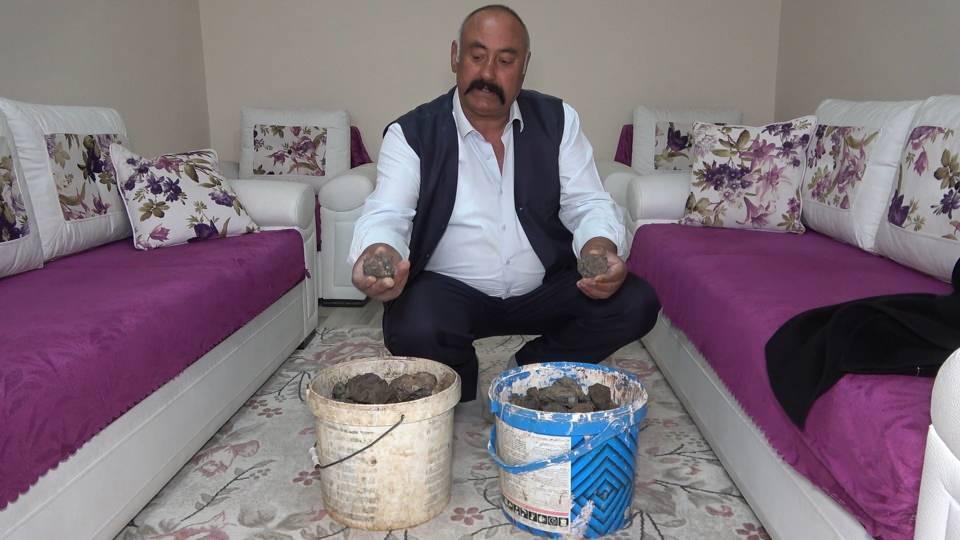 <p><strong>"Paraya çevirip hayırlı işlerde kullanmak istiyorum"<br />
</strong><br />
İnternetteki diğer göktaşları ile elindeki taşların aynı olduğunu fark ettiğini dile getiren Baran, "Yine aynı benim gibi bir tane çiftçi vatandaşımız Çorum’da bulmuş 58 kilogram. Amerika’ya 180 bin dolara sattığını öğrendim internette. Onda gördükten sonra benim taşlarla karşılaştırdım. Aynı taş olduğunu fark ettim. Bunları satmak istiyorum. Araştırdığıma göre de bunu Rusya, Amerika, Almanya, İngiltere, Fransa’nın aldığını öğrendim.</p>