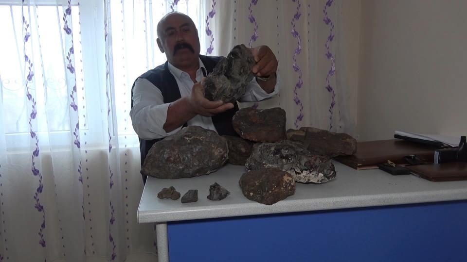 <p>Zeki Baran, İHA muhabirine yaptığı açıklamada, irili ufaklı yaklaşık 100 kilograma kadar tarlasından topladığı gök taşlarını satmak istediğini söyledi.</p>

<p> </p>
