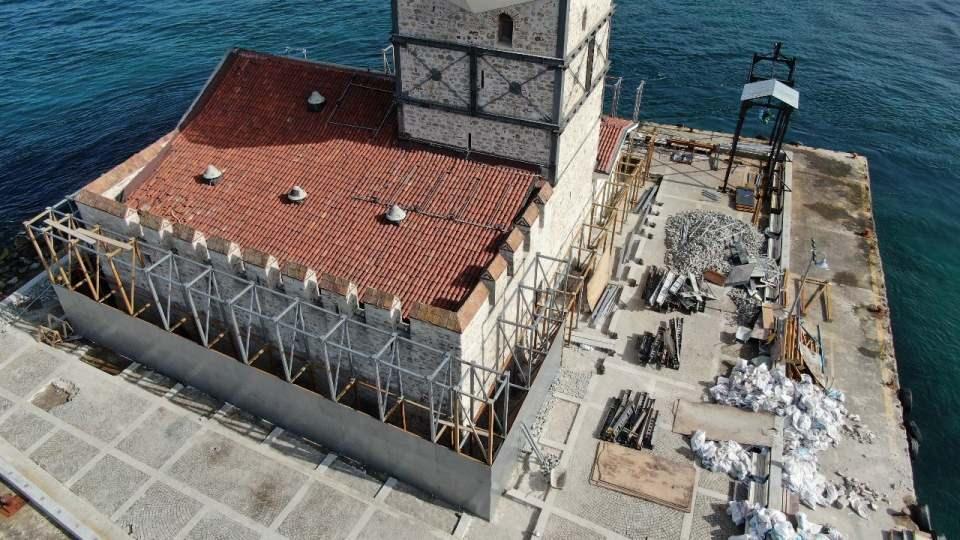 <p>Kültür ve Turizm Bakanı Mehmet Nuri Ersoy’un 2022 yılının Nisan ayında tamamlamayı hedeflediklerini belirttiği Kız Kulesi’ndeki restorasyon çalışmalarının son hali havadan görüntülendi.</p>

<p> </p>
